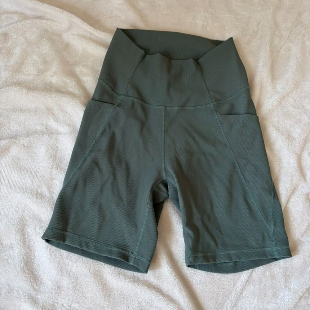 Wilo The Label Ribbed Biker Shorts Size Small Sage Green Side Pockets